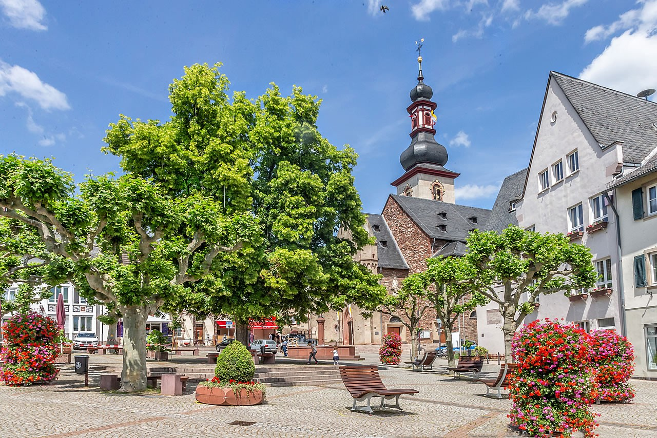 Rüdesheimer Marktplatz vor der Kirche